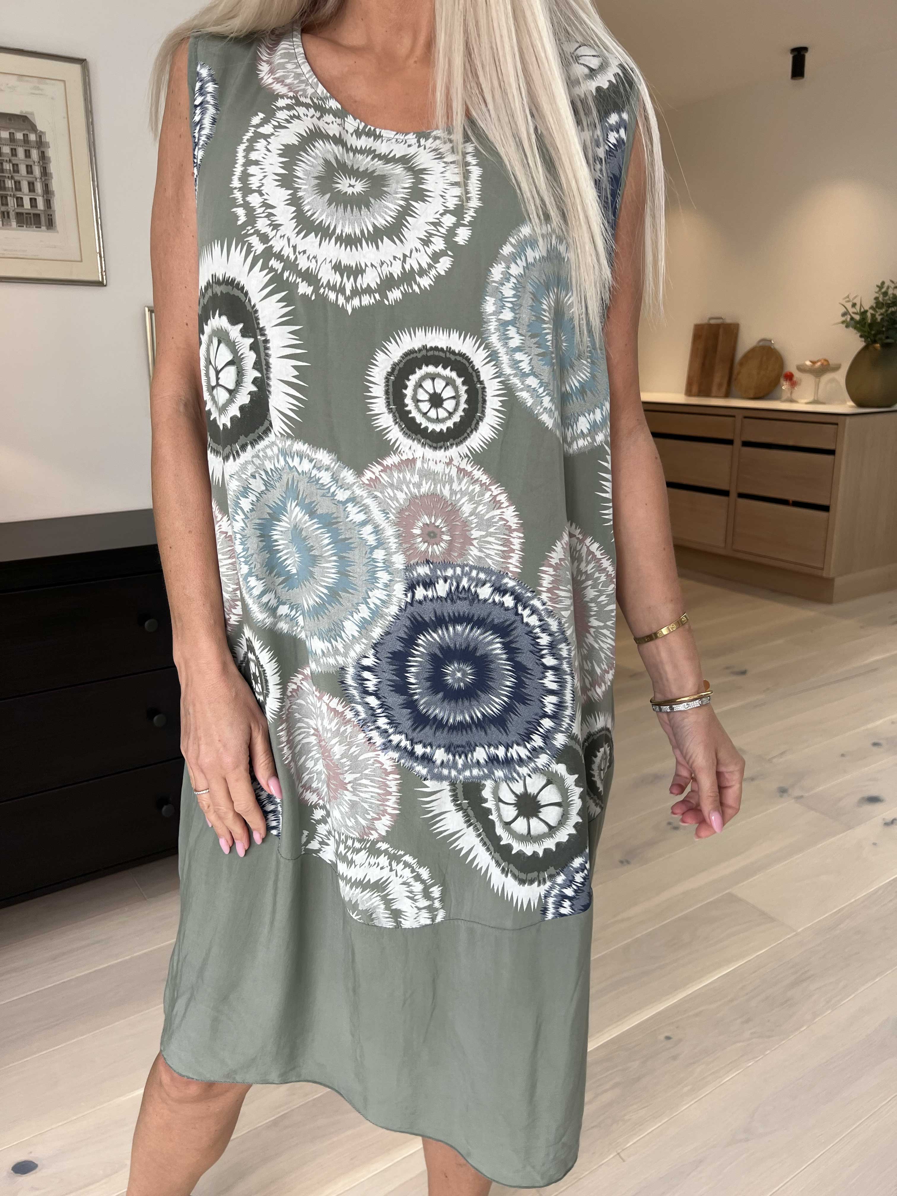 Valerie - Sommarklänning i lätt viskostyg med breda axelband